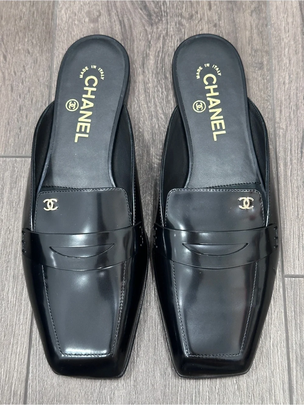 CHANEL NEW 2026 Black Patent Leather Slip-On Loafers SLIDES Gold CC HW size 38 - Picture 1 of 14